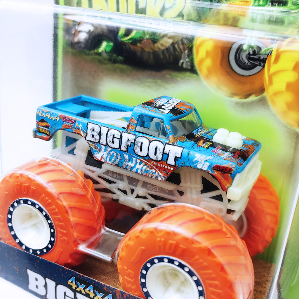 Hot Wheels Monster Trucks Glow in the Dark - 4x4x4 Bigfoot