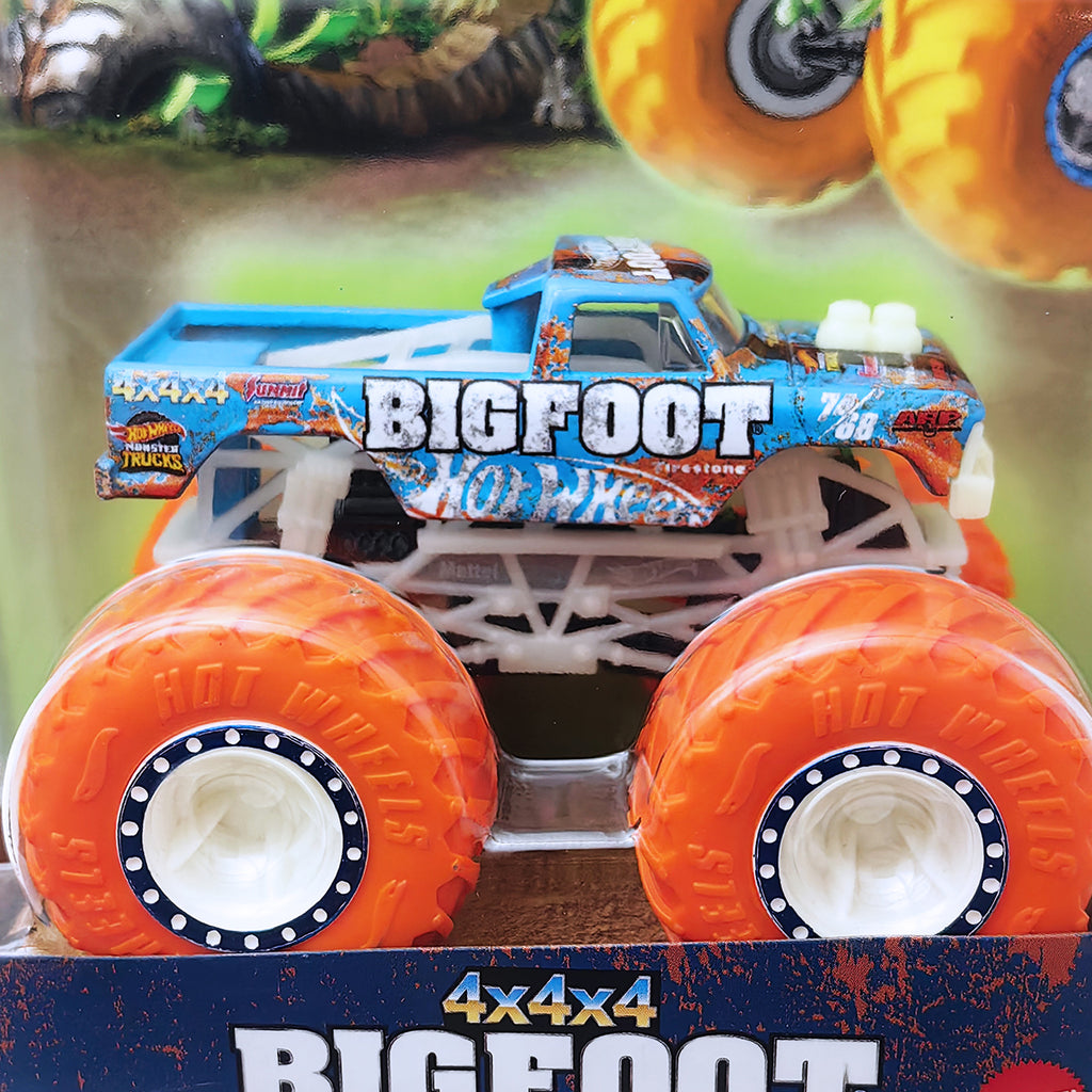 Hot Wheels Monster Trucks Glow in the Dark - 4x4x4 Bigfoot