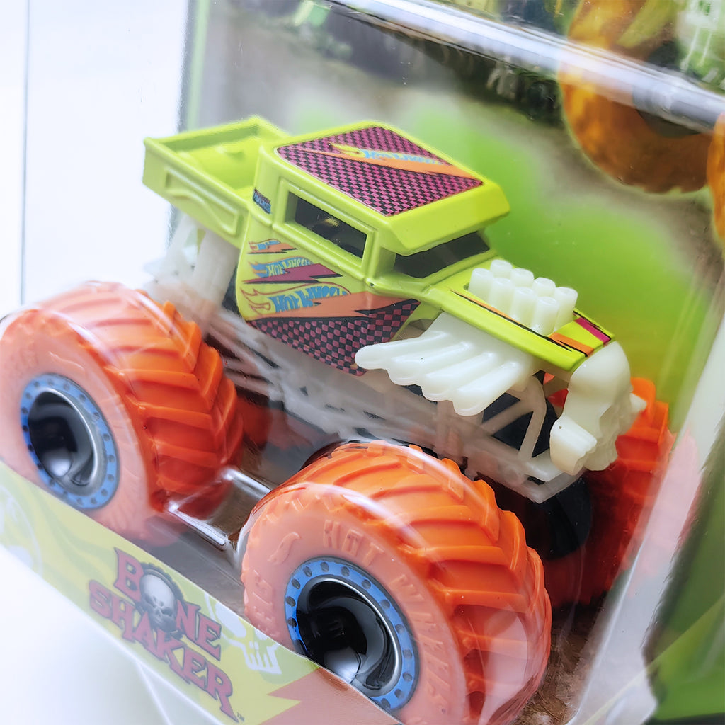 Hot Wheels Monster Trucks Glow in the Dark 1:64 - Bone Shaker